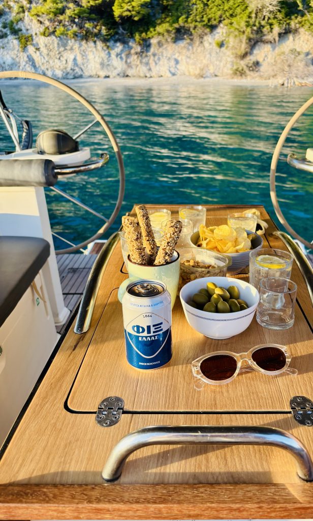 Snacks und Getränke an Deck einer Segelyacht
