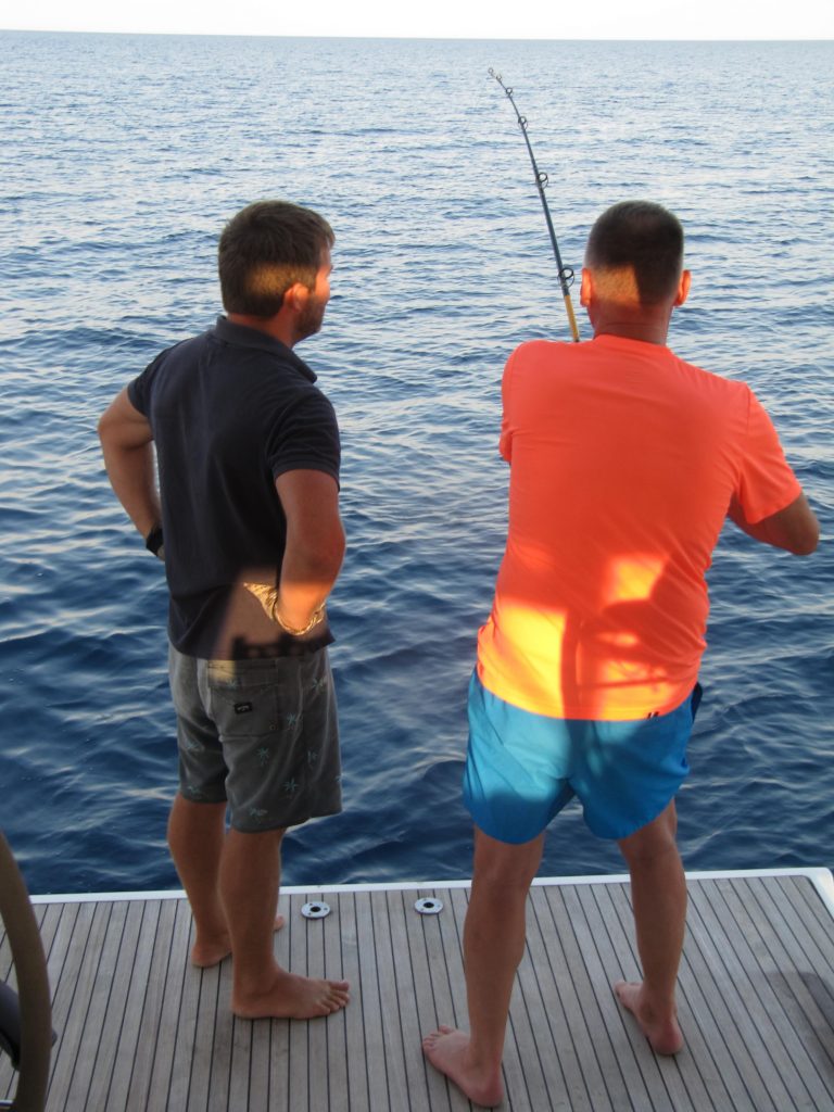 Crewmitglied beim Thunfisch angeln auf dem Segelboot in den Kykladen