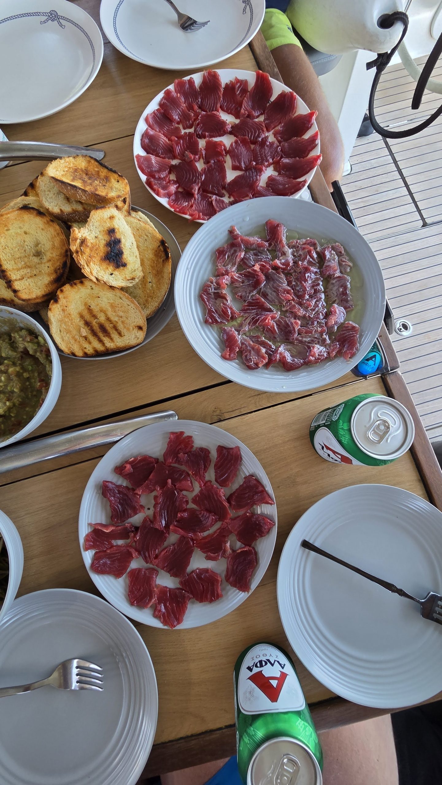 Frisch zubereiteter Thunfisch als Sashimi und mediterran, serviert im Cockpit
