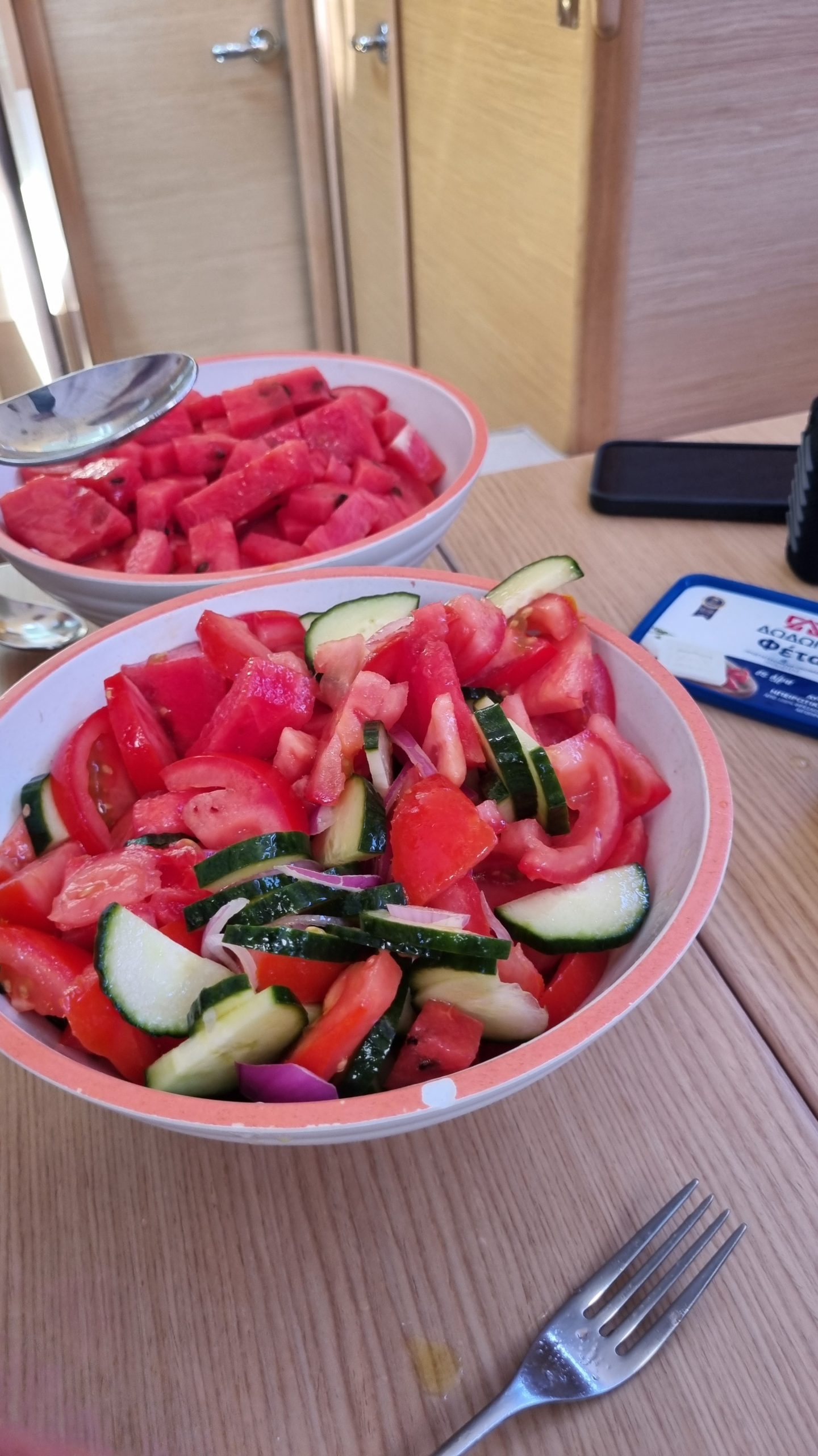 Wassermelonen-Feta-Salat als frische Mittagsmahlzeit an Bord in Kroatien