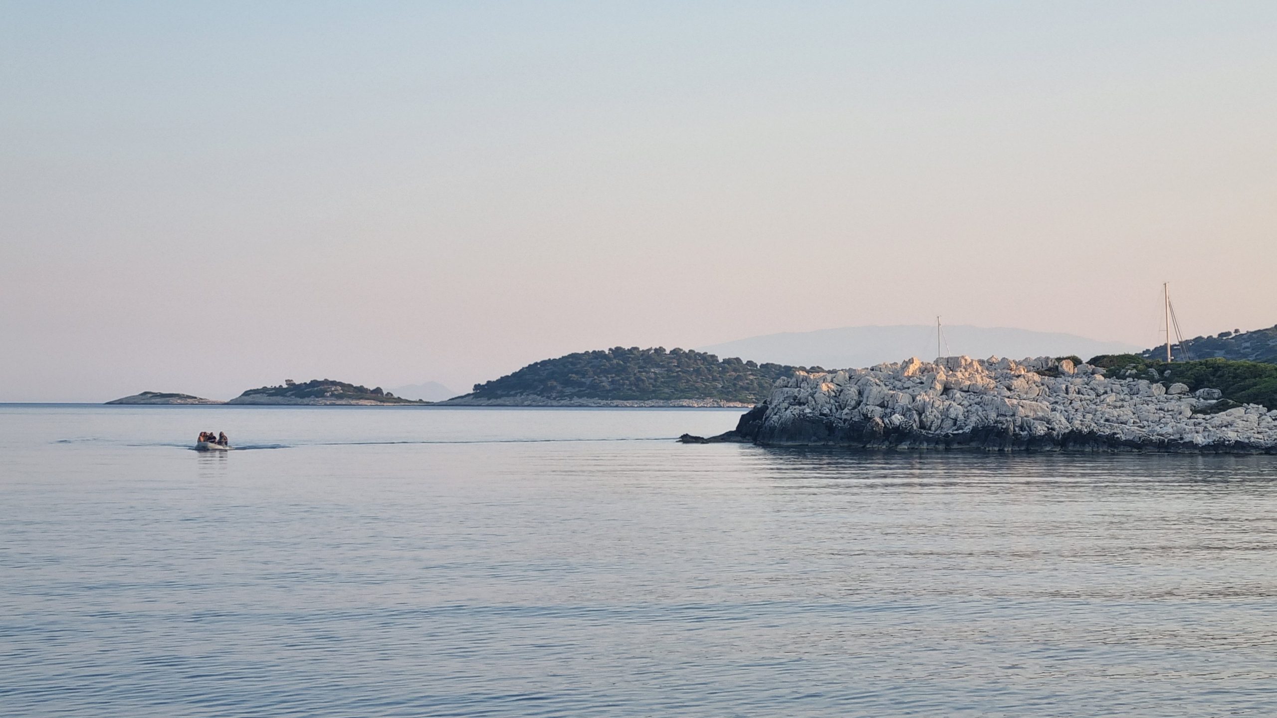 Inselsilhouette an der kroatischen Adriaküste bei ruhiger See, Blick vom Segelboot