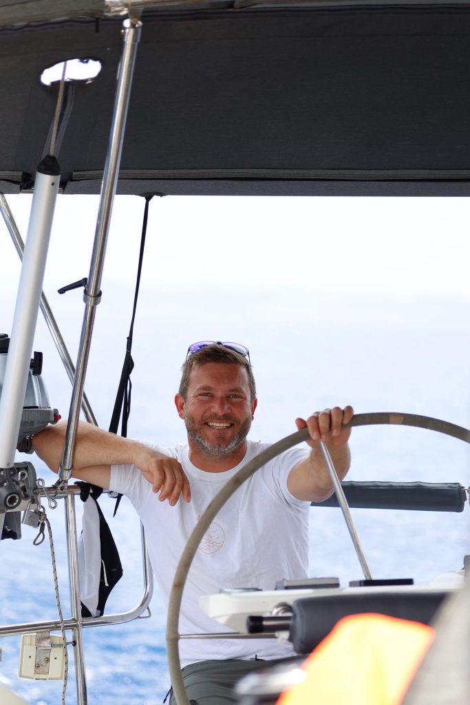 Skipper Pablo Schmahl am Steuer einer Segelyacht