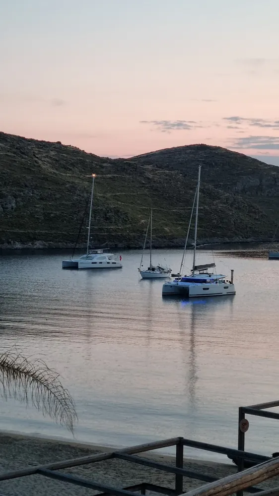 Segelyachten vor Anker in einer ruhigen Bucht bei Sonnenuntergang