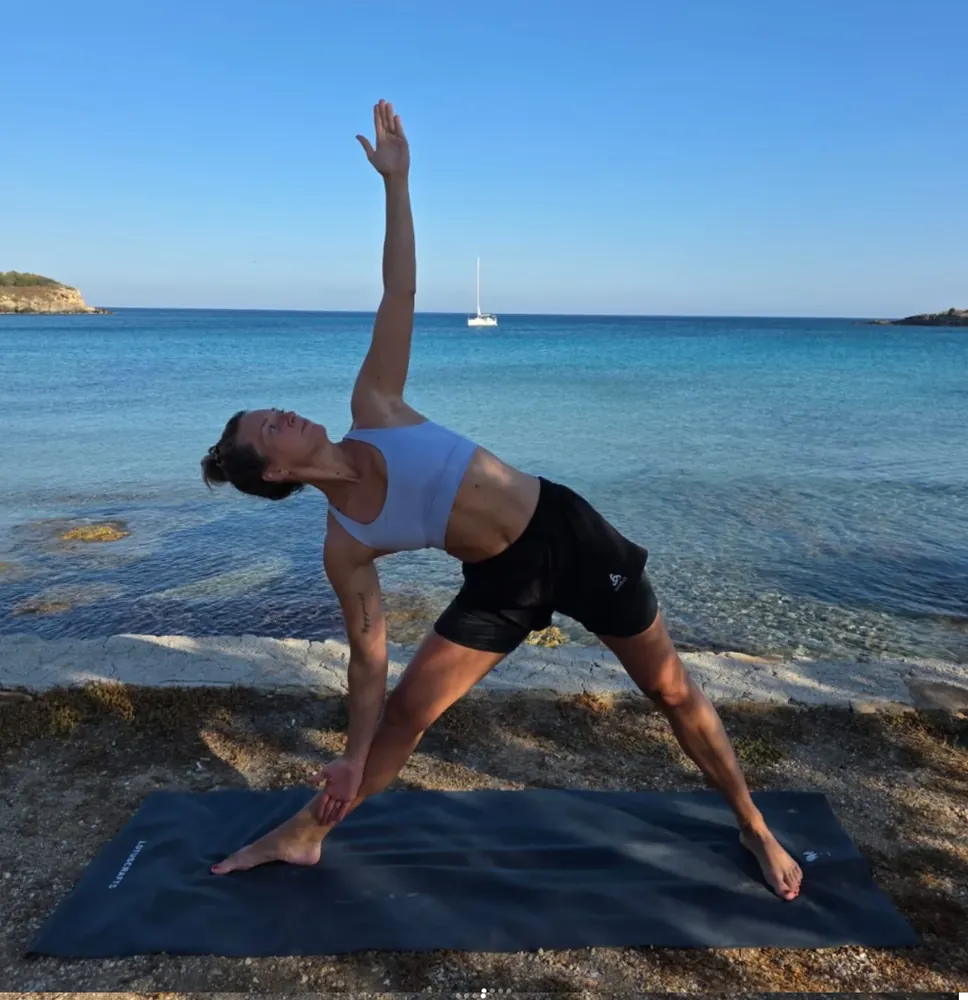 Marleen Schmahl beim Yoga am Strand